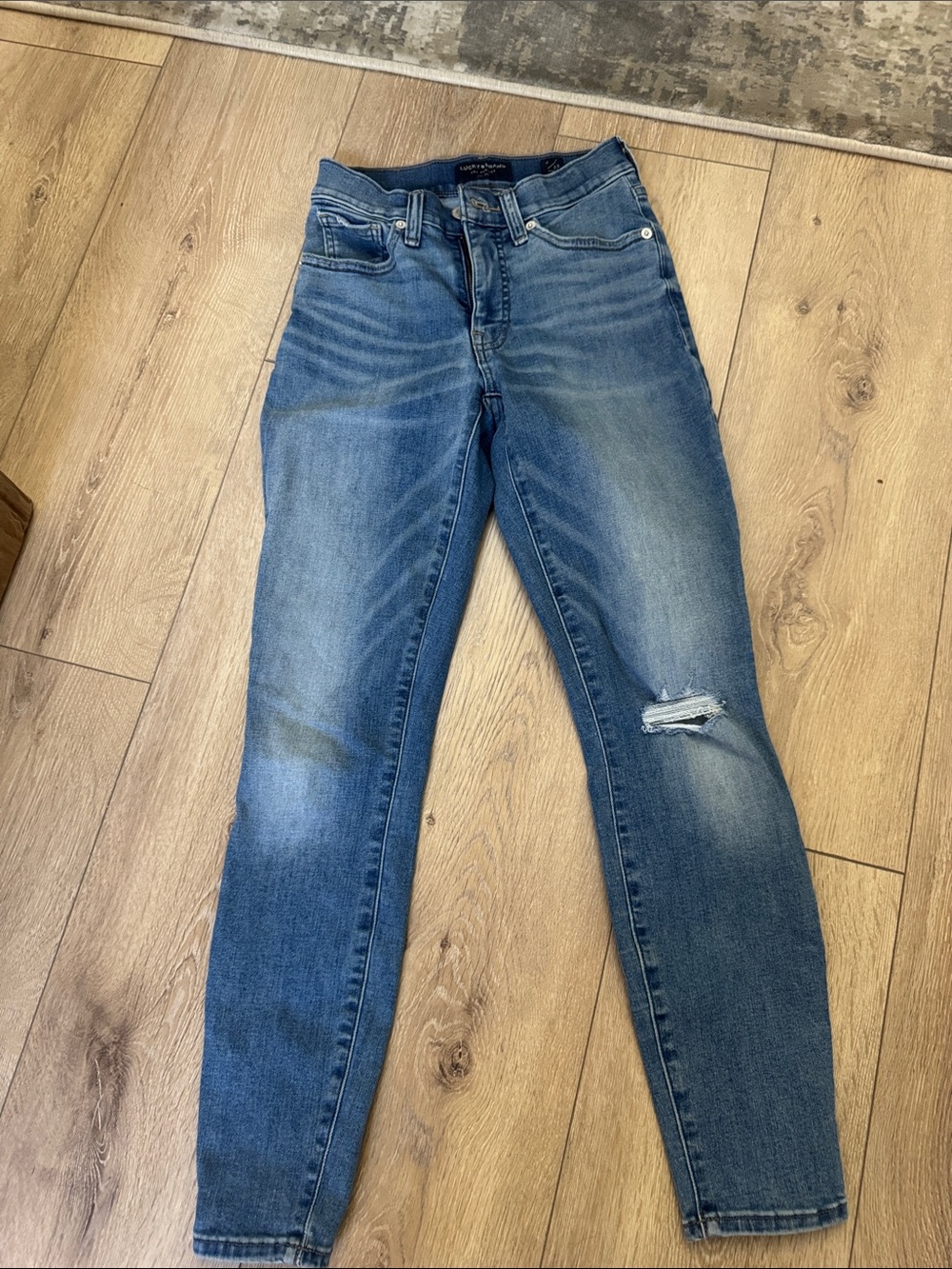 Lucky Brand Women's Skinny Jeans - Medium Blue with Knee Rip